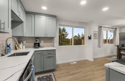 Burien House | Burien Luxury 3BR Apartment | 4BD, Sleeps 8 | Pet+