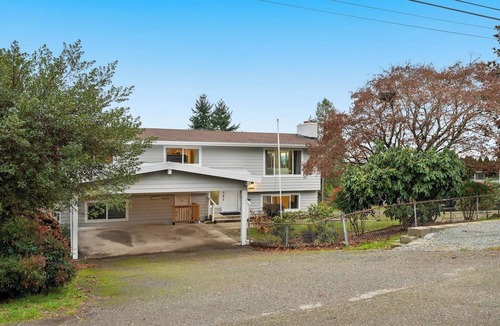 Burien House | Burien Luxury 3BR Apartment | 4BD, Sleeps 8 | Pet+