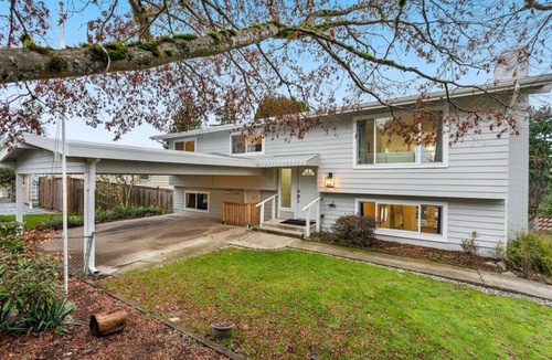Burien House | Burien Luxury 3BR Apartment | 4BD, Sleeps 8 | Pet+