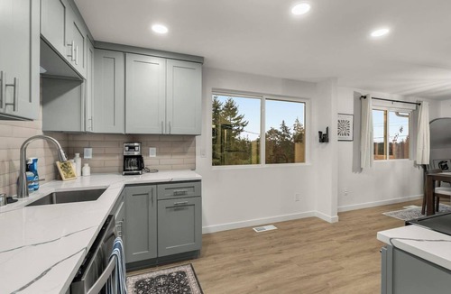 Burien House | Burien MidCentury Lux | 6 Beds | 2 Mins to Airport