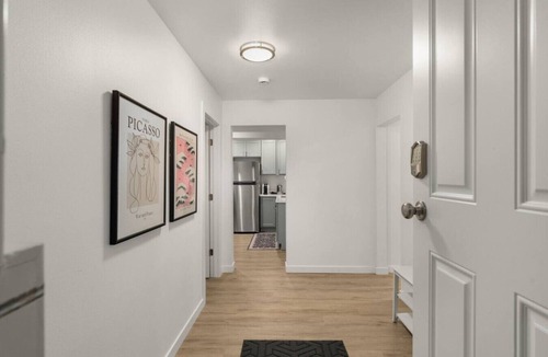 Burien House | Burien MidCentury Lux | 6 Beds | 2 Mins to Airport