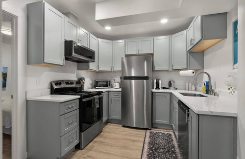Burien House | Burien MidCentury Lux | 6 Beds | 2 Mins to Airport