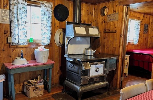 Walden Cabin | Cabin #5 Serene 2-bedroom rustic cabin in Gould, perfect for a peaceful getaway.