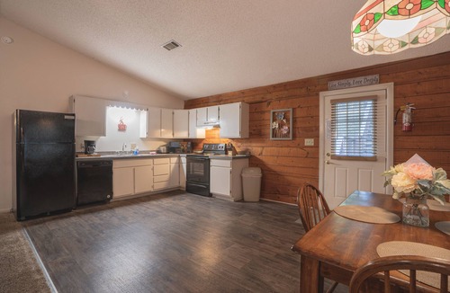 Royal Cabin | Cabin I at Safe Harbor Brady Mountain on Lake Ouachita!