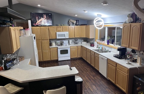Lincoln House | Cabin Vibes w/hot tub, game room and within walking distance of 2 golf courses.