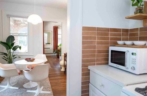 Greater Heights Apartment | calla lily - relaxing haven with pool & hot tub
