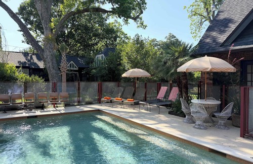 Greater Heights Apartment | calla lily - relaxing haven with pool & hot tub