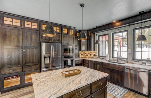 Cascade House | Camp 95 - Stunning Mountain Home - 4.5 Acres - Views - Hot Tub - Pet friendly - Private
