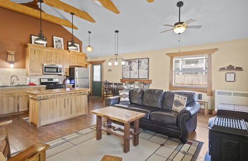 Red River House | "Camp Lil Henry" Charming Cabin - On Main Street - Pet Friendly