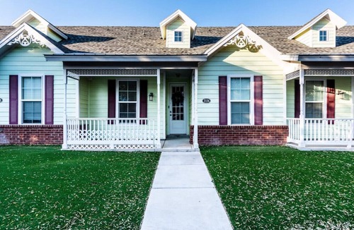 North Overton House | Campus Cove - 3 BR/3 BA - Walk to Tech