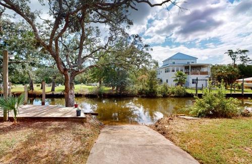 Shoreline Park House | Canal & Boat Launch: Bay St Louis Group Getaway