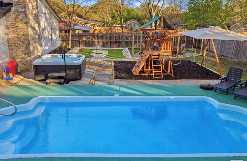 Leon Valley House | Casa Alegre: Football & Family Fun Starts Here!