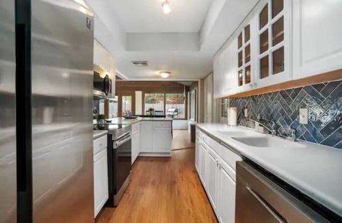 Heritage House | Casa Azul ~ 4B/2.5B ~ 10 Min to LAFB, 2 King Beds & Pet Friendly