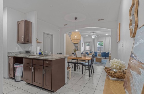 Bonanza House | Casa Azul Laredo - A Bright Modern Townhome