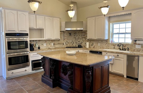 Ingram House | Casa Blanca Main House, Riverview, 10 Beds, Group-Friendly