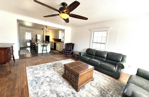 Albany House | Casa de Cazadore - Come enjoy the outdoors!