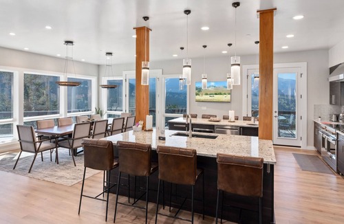 Windcliff Estates House | Casa de Cristal Sleeps 10+ Epic Views HotTub Sauna Pool Lux Linens 10Min to RMNP