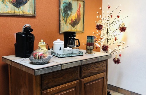 Las Cruces House | Casa de Flores 3 bdrm, 2 bath with covered hot tub
