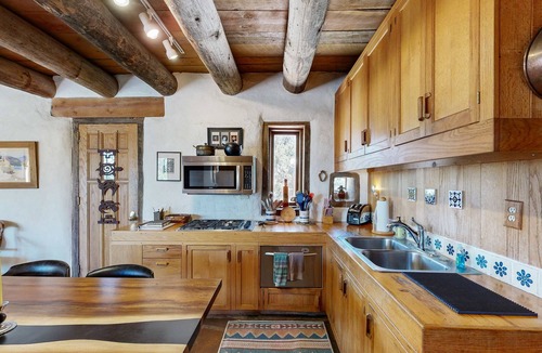 Canoncito House | Casa de las Piedras - Pueblo Style, Hike, Views