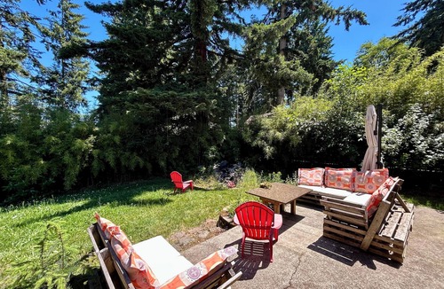 SeaTac House | Cascading Stream Oasis: 4BR Near SeaTac Airport with Air Conditioning