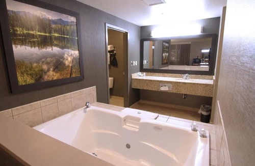 Evansville Hotel | Casper C'mon Inn Hotel & Suites