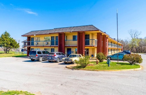 Chickasha Hotel | Castle Inn & Suites By OYO Chickasha