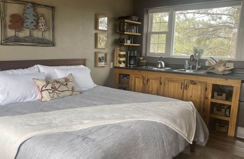 Hot Springs Cabin | Cathan`s Cabin - Located on a Cozy Quiet Mesa