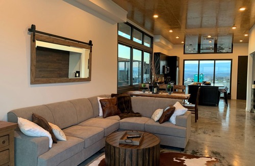 Quincy House | CaveB Lake House - come for concerts, or a relaxing get away in the sunshine