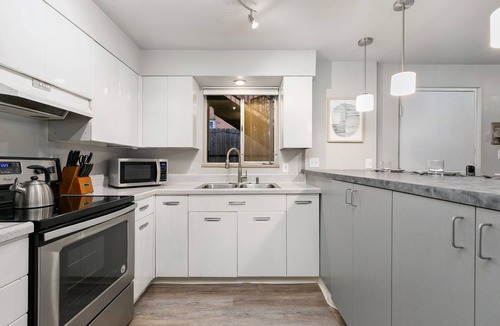 Old Town Condo | Caviar Suite, Moody Retreat by Old Town Square
