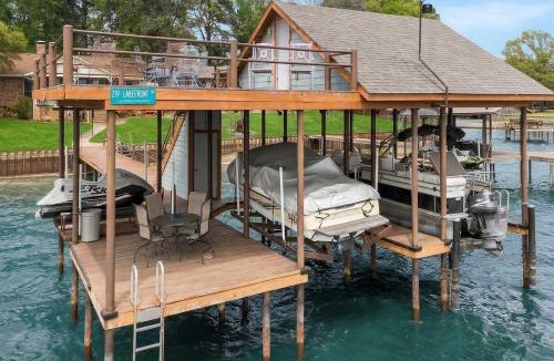 Enchanted Oaks House | Cedar Creek Lake Escape - Lakefront Private Dock