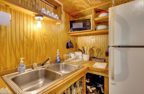Davis Apartment | Cedar Falls Cabin 2: Family Getaway By Honey Creek