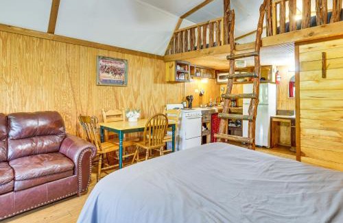 Davis Apartment | 'Cedar Falls Cabin 3' Next to Turner Falls Park