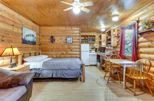 Davis House | Cedar Falls Cabin: Nestled by Honey Creek