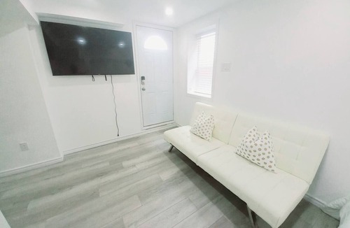 Orillia Apartment | ❤ Cedar-View Studio with Hot Tub ❤