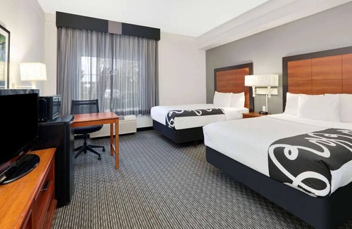 North Dallas Hotel | Central Expressway Two Double w/Breakfast & Pool