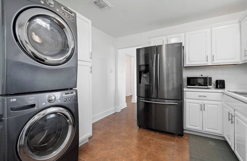 Northside House | Central Houston - Bright and Spacious Modern Mid - 4 miles to DT