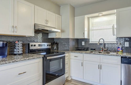 Lubbock House | Central Location Private Backyard Modern & Spacious