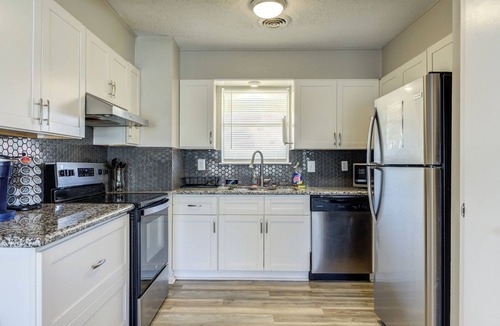 Lubbock House | Central Location Private Backyard Modern & Spacious