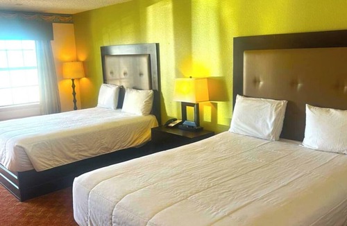 Whitesboro Hotel | Central Location Near Leonard Park - 2 Rooms with 2 Queen Beds - Pet-Friendly