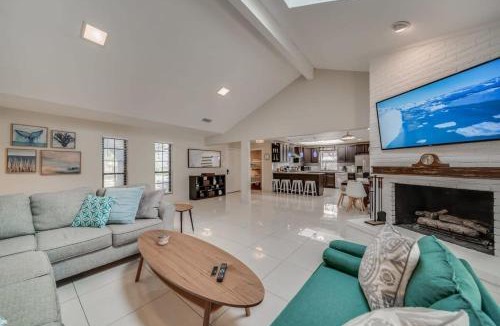 Plano House | Central Plano 4-BD-2-BA Pool Retreat Sleeps 10