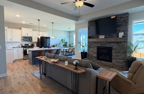 Waldron House | Centrally Located 4-bedroom house with close access to restaurants and Highways