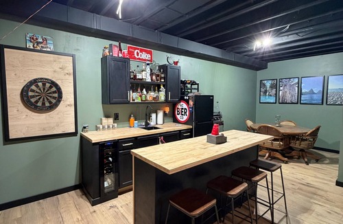 Waldron House | Centrally Located 4-bedroom house with close access to restaurants and Highways