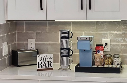South Central Houston House | Centrally located and close to a variety of attractions. Cozy, comfy, modern .