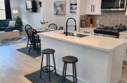South Central Houston House | Centrally located and close to a variety of attractions. Cozy, comfy, modern .