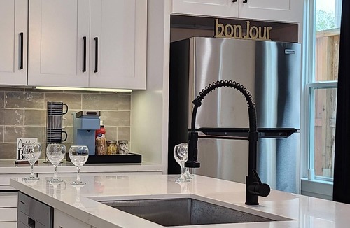 South Central Houston House | Centrally located and close to a variety of attractions. Cozy, comfy, modern .