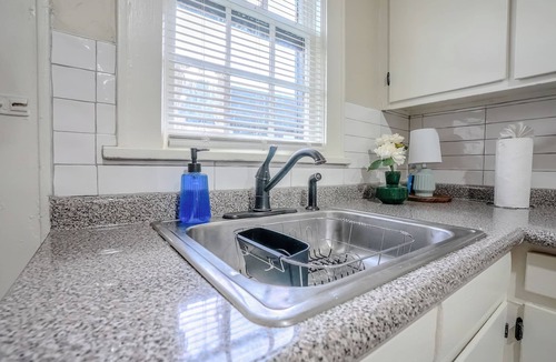 Crosstown House | Centrally Located King Bed Midtown Crosstown 1428
