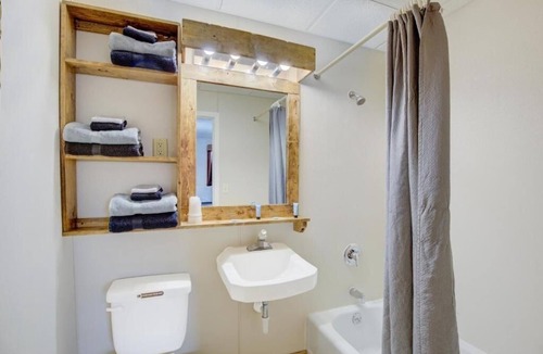 Chamberlain Hotel | Chamberlain Room w/Free Parking for Relaxed Road Trips | Pet-Friendly Stay