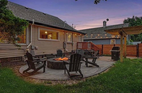Aksarben - Elmwood Park House | Charm w/EV Charge +Theater + Arcade | Sleeps 12