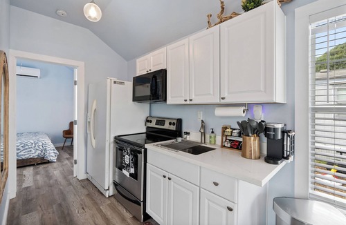 Central City House | Charming 1-bedroom tiny home with in home laundry & WiFi in Corpus Christi
