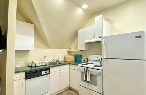 Squire Park Apartment | Charming 1-bedroom apartment close to downtown Seattle!